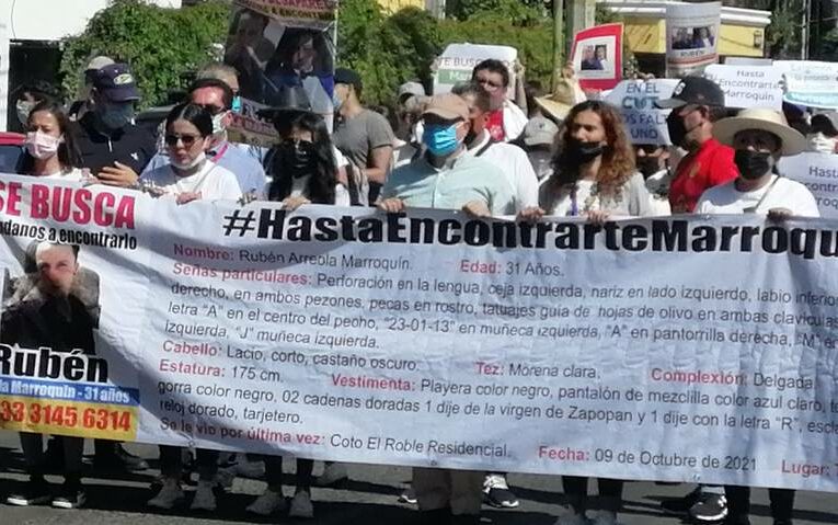 Familiares y trabajadores de la UdeG marchan a Derechos Humanos exigiendo la aparición de un compañero (Jalisco)