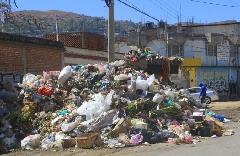 Continúa acumulada la basura y las calles sucias en Oaxaca de Juárez
