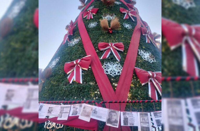 Huellas de amor cuelga 50 fotos de desaparecidos en árbol navideño en Jalisco