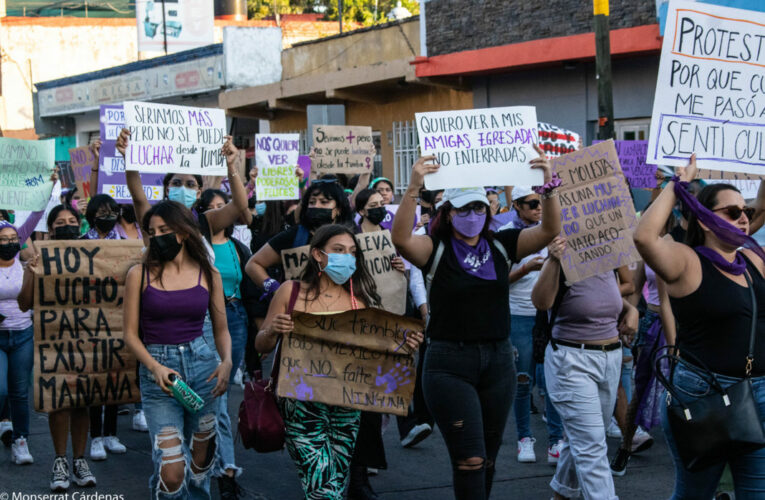 Dos mil mujeres marchan en Colima contra la inseguridad, feminicidios y desaparición forzada
