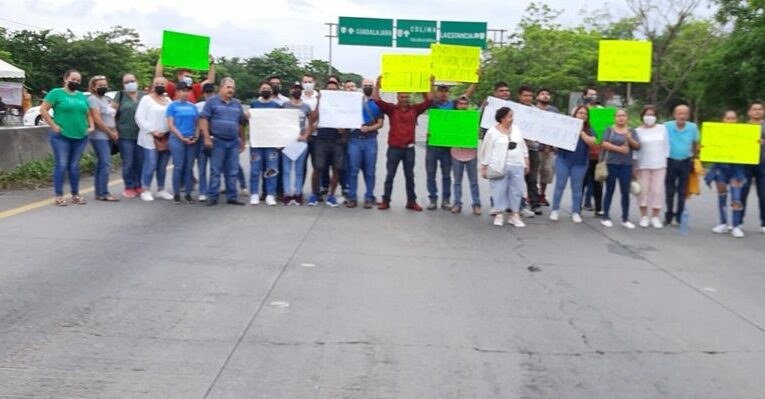 Familia de joven desaparecido bloquea el libramiento frente a FGE (Colima)