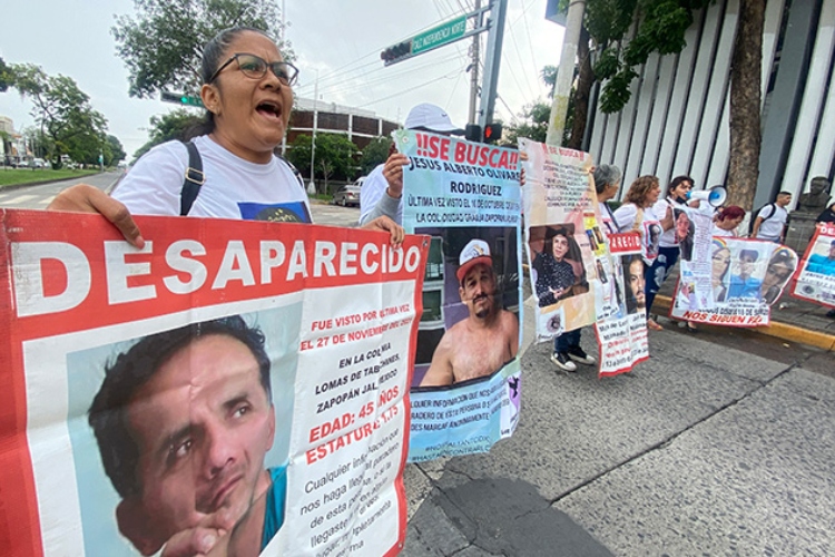 Cierran la Calzada ante la falta de avances en casos de desaparecidos, denuncian amedrentamiento a testigo por parte de la Fiscalía del estado (Jalisco)