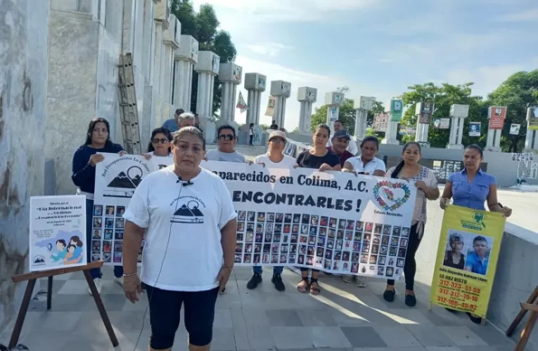 Red de Desparecidos en Colima A.C. coloca mantas para recordar la lucha por encontrar a sus familiares (Colima)