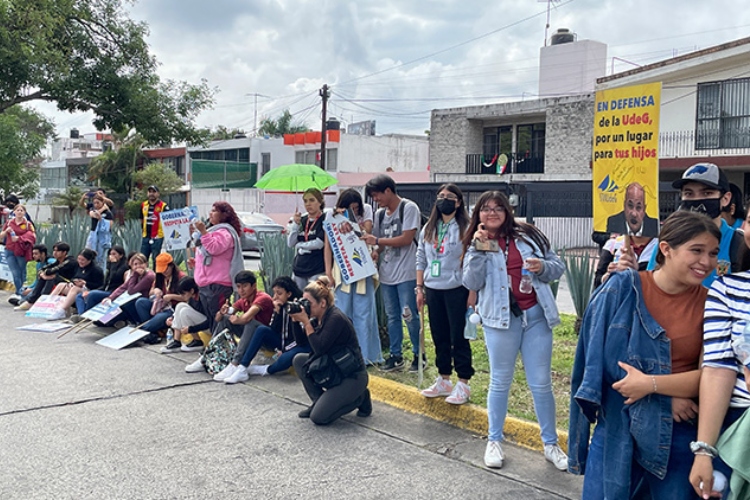 Estudiantes reclaman por feminicidios de Jalisco