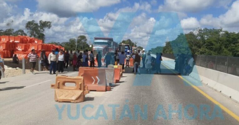 Ejidatarios bloquean autopista ( Yucatán)