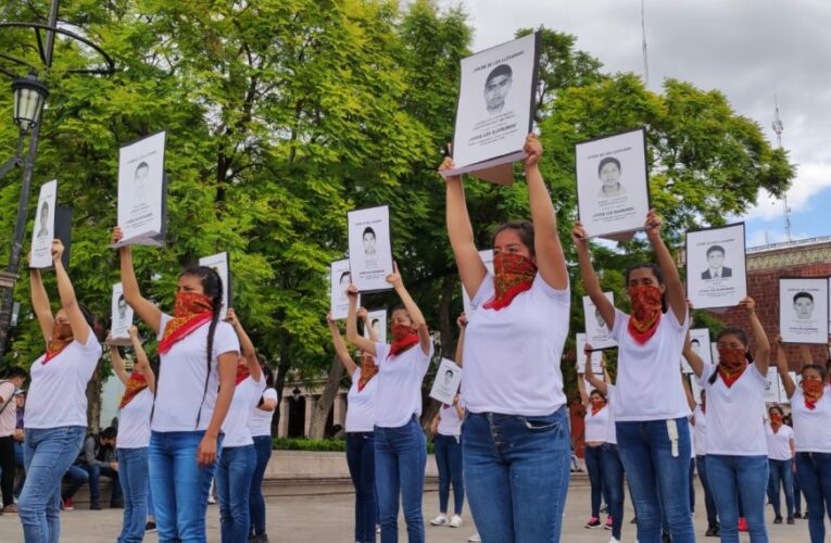 “¡Justicia!”, exigen normalistas de Aguascalientes en manifestación por los 43 de Ayotzinapa