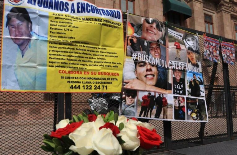 Familiares de víctimas de desaparición se manifiestan frente a Palacio de Gobierno de SLP