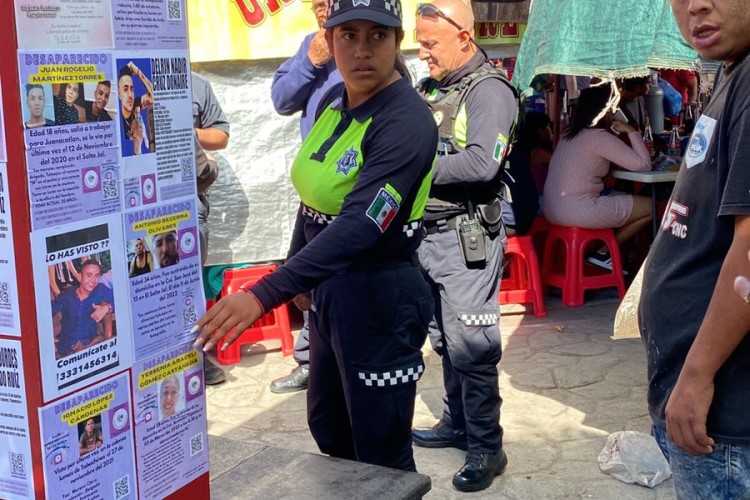 A pesar de hostigamiento policial, Colectivo pega fichas de búsqueda en el centro de Tonalá (Jalisco)