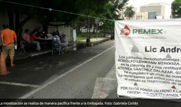 Jubilados de Pemex protestan frente a la Embajada de EU en Mérida; exigen atención médica (Yucatán)