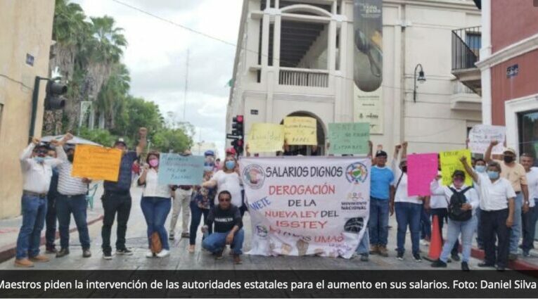 Maestros bloquean el Centro de Mérida para exigir aumento en su salario y la eliminación de la Ley del Isstey (Yucatán)