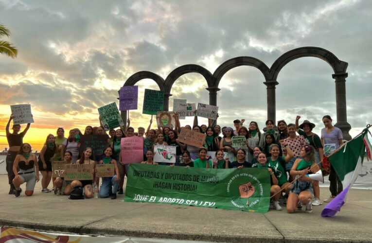 “Aborto legal ya”: feministas exigen su derecho a decidir en Puerto Vallarta (Jalisco)