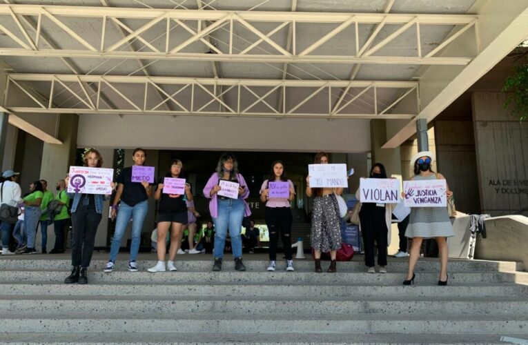“Necesitamos justicia para todas las morras de la UNAM”: estudiantes del CUAAD en Jalisco se manifiestan en solidaridad (Jalisco)