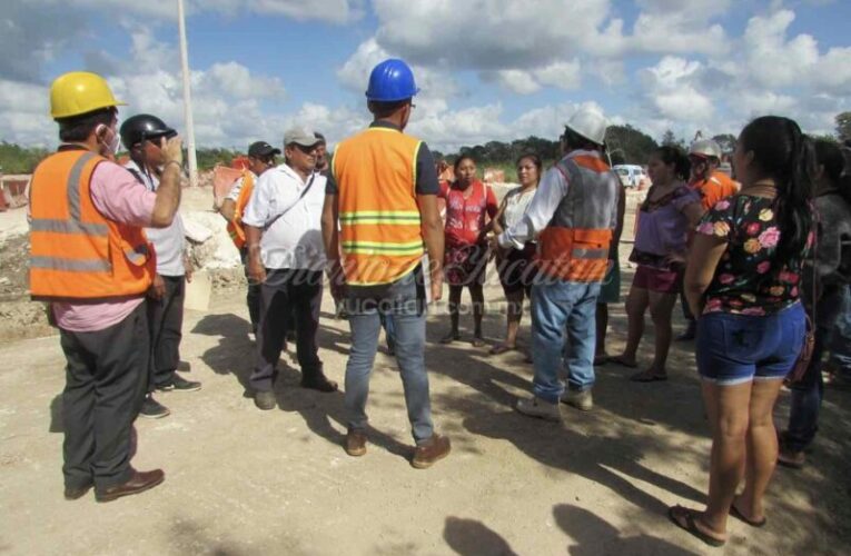 Tren Maya: Campesinos bloquean el paso de camiones que llevan material a las obras (Yucatán)