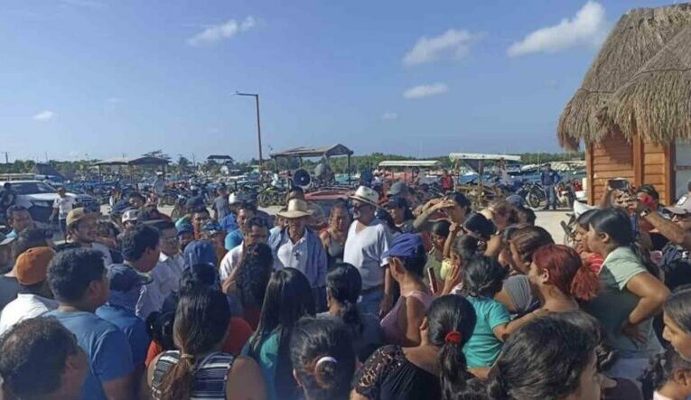 Lázaro Cárdenas: Habitantes de Chiquilá protestan en contra de la CFE (Quintana Roo)