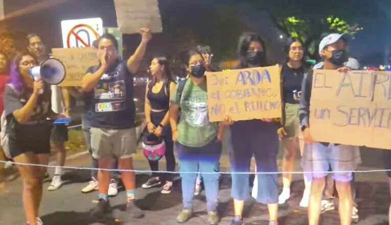Hartos del humo, estudiantes y pobladores bloquearon la Canek (Yucatán)