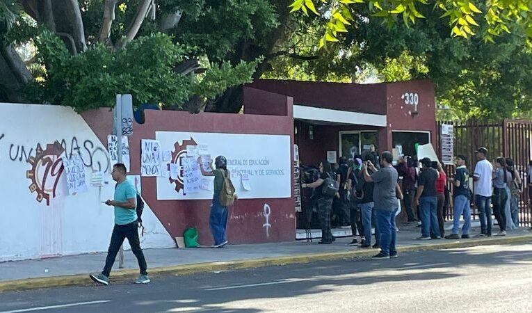 Estudiantes del CBTIS 19 y 157 de Colima marchan y protestan por acoso sexual de maestros (Colima)