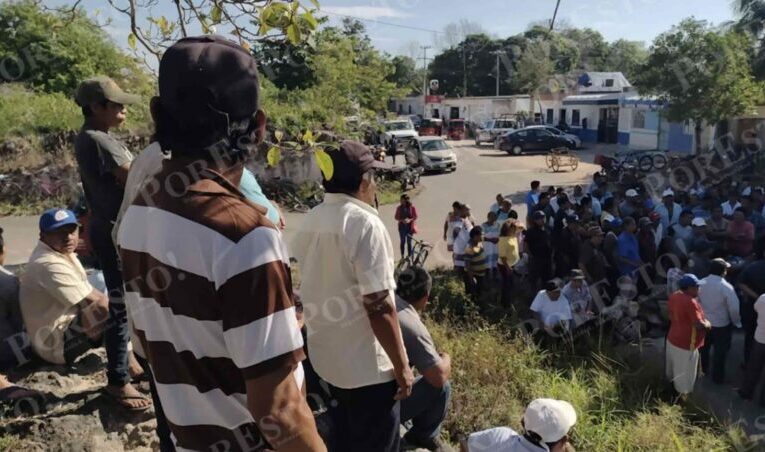Ejidatarios bloquean carretera Valladolid-Felipe Carrillo Puerto (Quintana Roo)