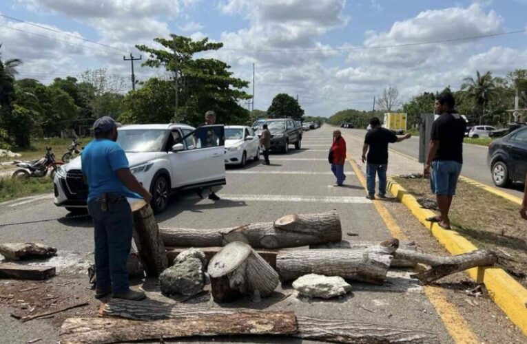 Ejidatarios de “La Pantera” mantienen bloqueo en la vía Chetumal-Mérida; sería permanente