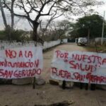 Hartos de los malos olores, bloquean granja en Santa María Chi (Yucatán)