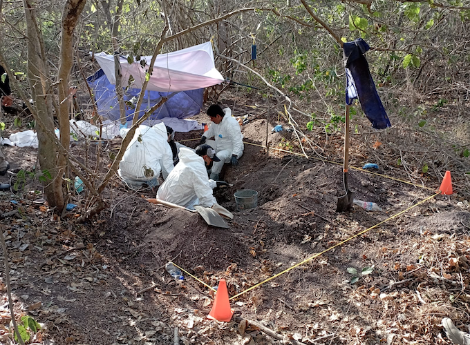 Incrementa a 45, los cadáveres exhumados de fosas clandestinas en Cerro de Ortega (Colima)