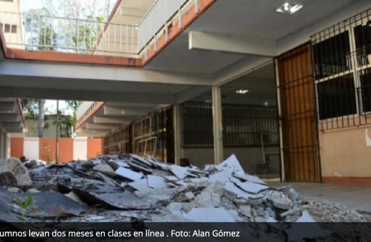 Primaria de Campeche, ‘bajo los escombros’; padres protestan por rehabilitación inconclusa