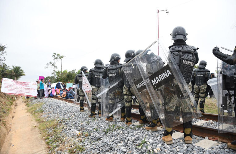 Oaxaca: Marinos desalojan y detienen a ferrocarrileros que protestaban en las vías del tren
