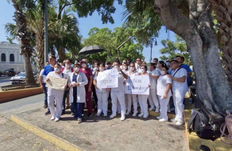 Trabajadores de la salud exigen contratos permanentes tras su labor en la pandemia  (Yucatán)