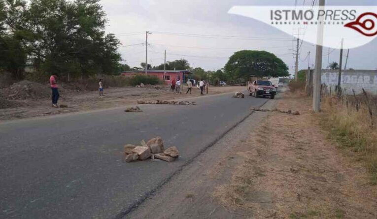 Policía municipal de Unión Hidalgo agrede a ambientalista por bloquear camino (Oaxaca)