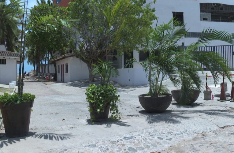 Hotel Plaza Pelícanos bloquea acceso a playa Las Glorias con macetones (Jalisco)
