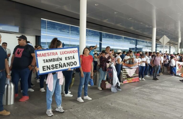 Maestros bloquean acceso al aeropuerto de Mérida (Yucatán)