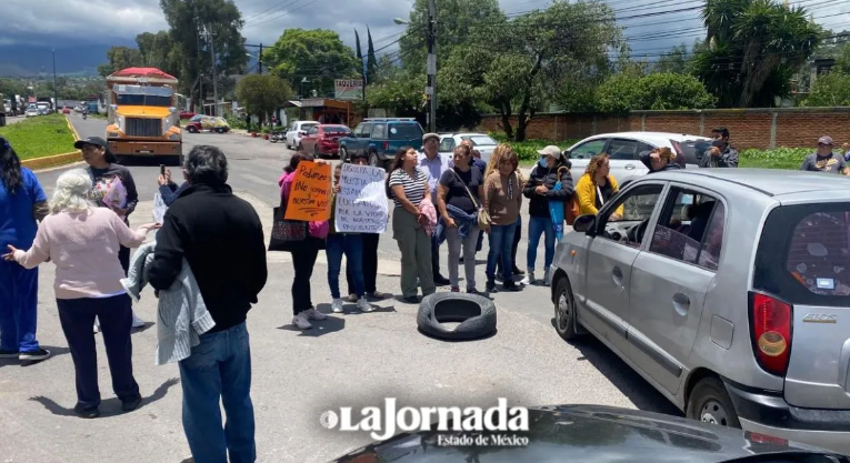 Pacientes del Hospital Zoquiapan de Ixtapaluca mantienen bloqueo, claman que no los dejen sin tratamiento (Estado de México)
