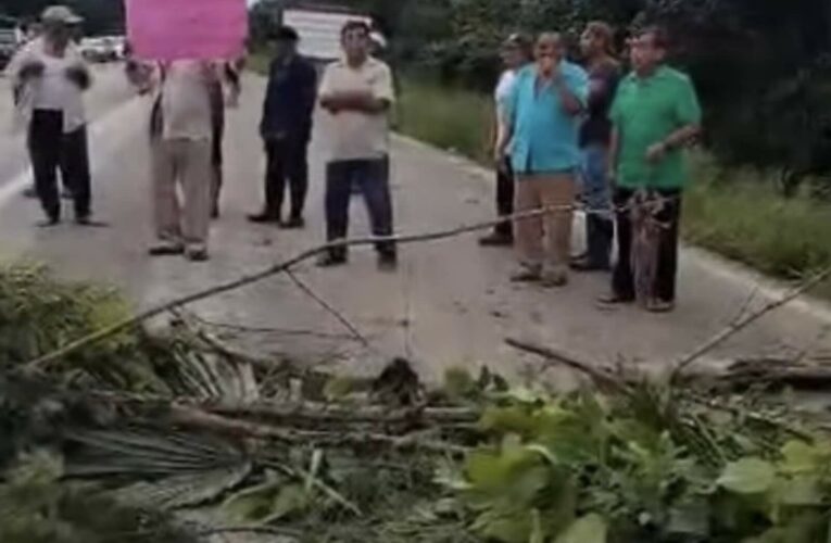 Bloquean carretera tras apagones constantes (Quintana Roo)