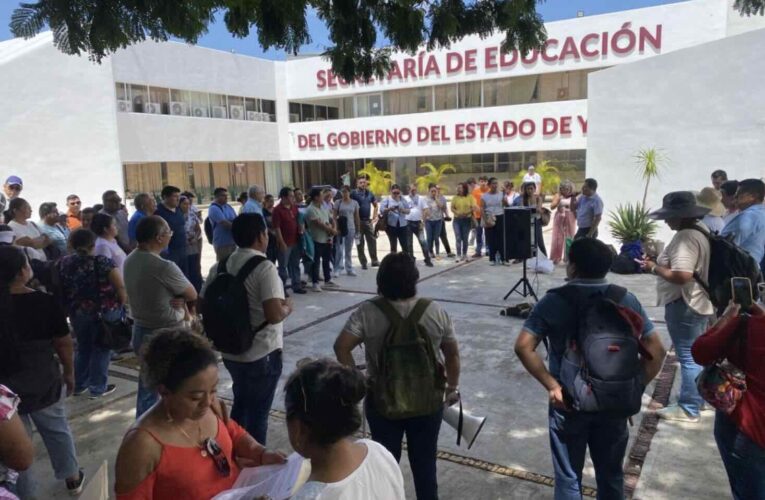 Maestros de la Cetey protestan frente a la Segey por falta de acuerdos (Yucatán)