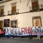 Irrumpen en exposición de Toledo para exigir búsqueda de Frany, artista desaparecida en Guadalajara (Jalisco)