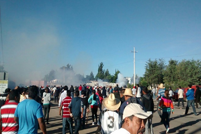 Participan 80 docentes de Puebla en bloqueos magisteriales en Oaxaca