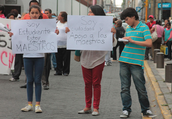 Marchan maestros de la CNTE por Puebla y se solidarizan organizaciones