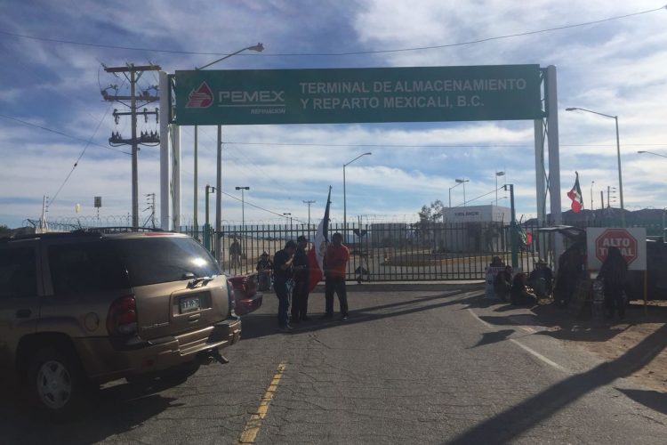 Toman instalaciones de Pemex, en Mexicali