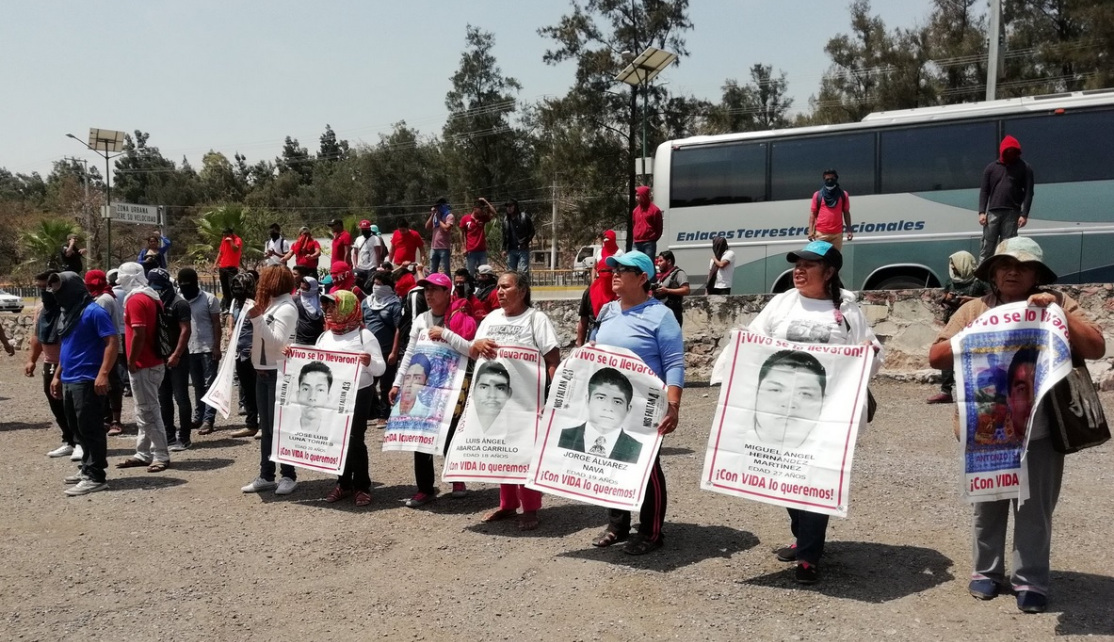 Normalistas realizan pintas en cuartel militar en Chilpancingo, Guerrero