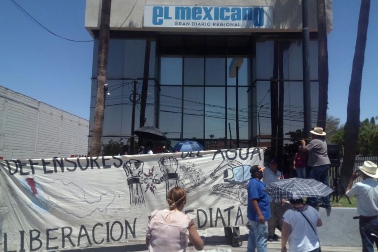 Protesta Mexicali Resiste en oficinas del periódico El Mexicano, en Mexicali