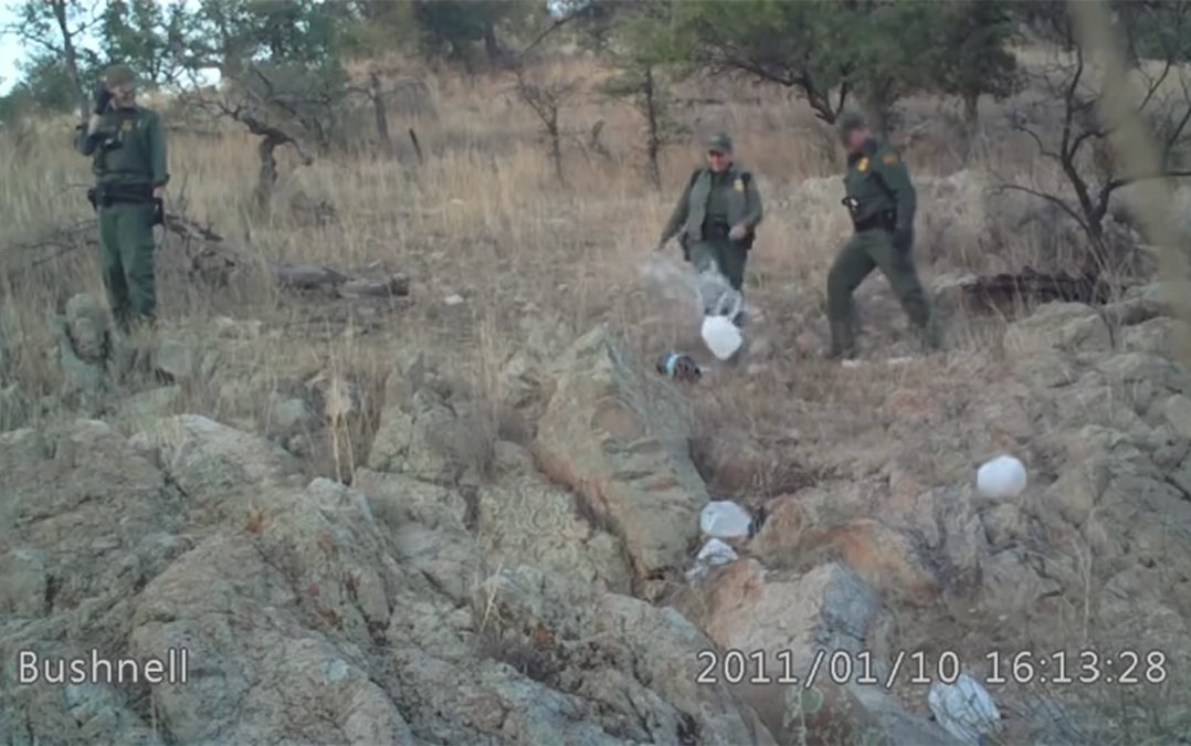 La Patrulla Fronteriza vandaliza ayuda humanitaria para migrantes en desierto de Arizona, denuncian activistas (Video)