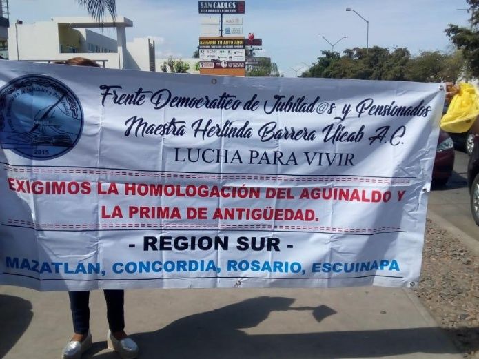 Maestros jubilados se manifiestan en el Congreso de Sinaloa