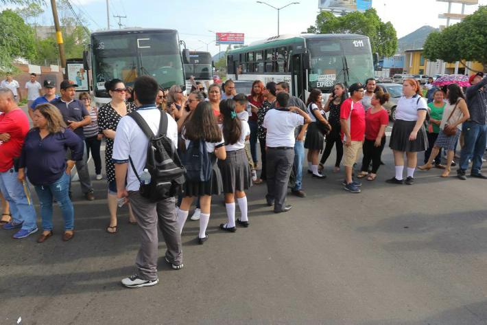 Por falta de mesabancos, padres de familia bloquean vialidades en Sonora