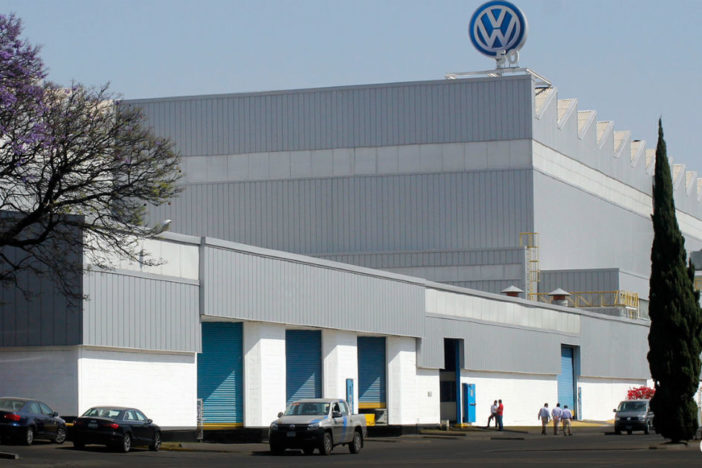 VW lanza bombas antigranizo para proteger sus vehículos y con ello afecta a miles de campesinos de Puebla