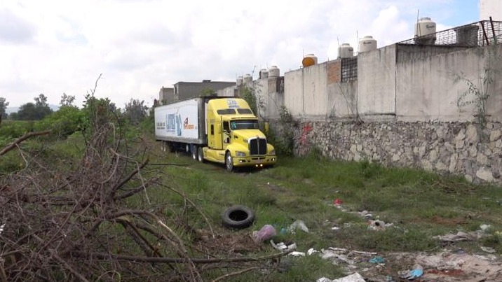 Agentes de la Fiscalía General de Jalisco abandonan tráiler con 157 cadáveres sin identificar