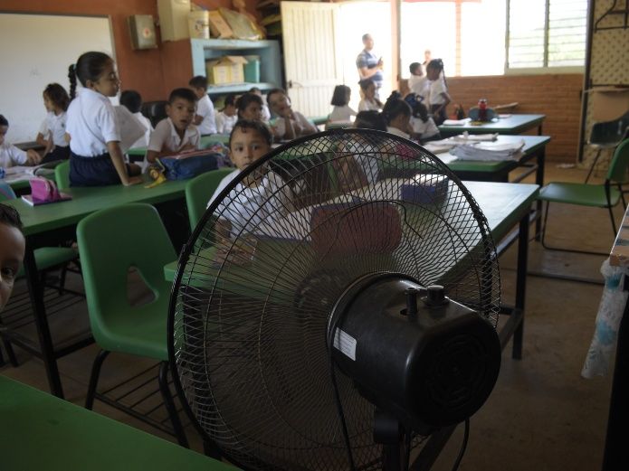 Castiga duro el calor a los alumnos en Las Higueras (Sinaloa)