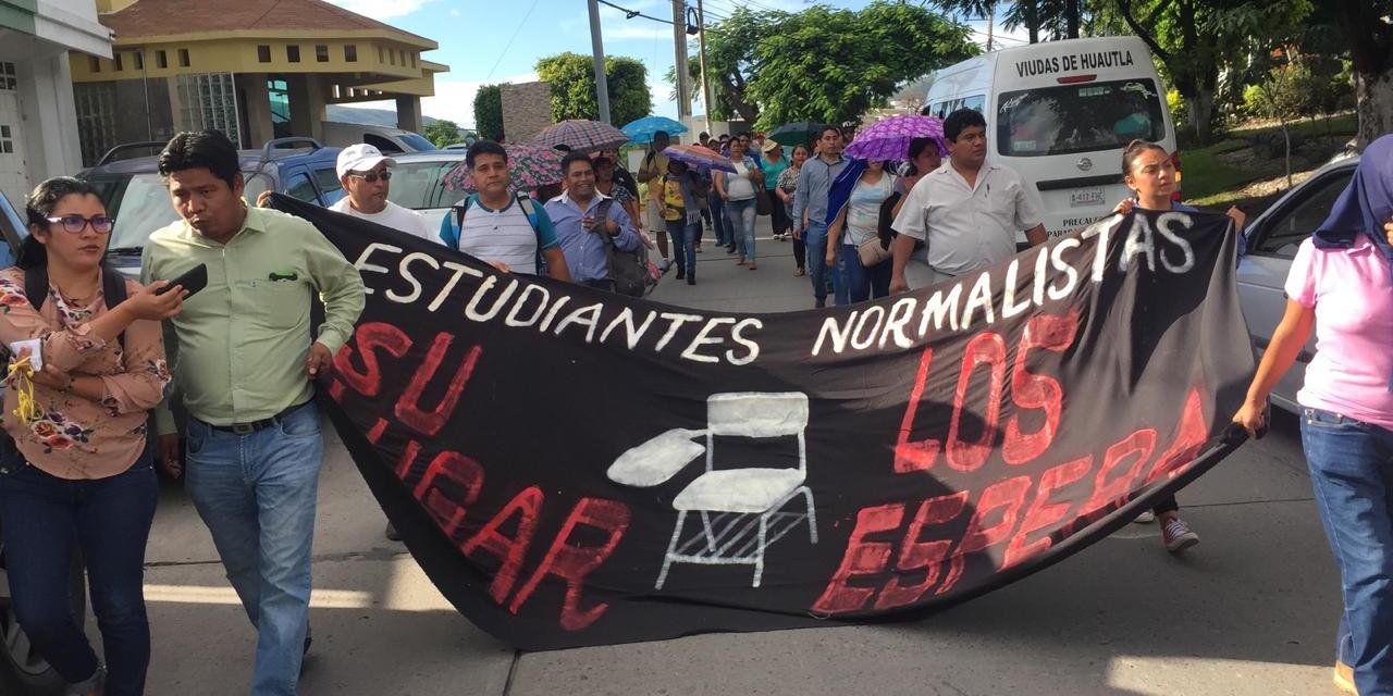 Marchan más de mil ciudadanos en Chilpancingo y hacen mitin en Acapulco para exigir la presentación de los 43