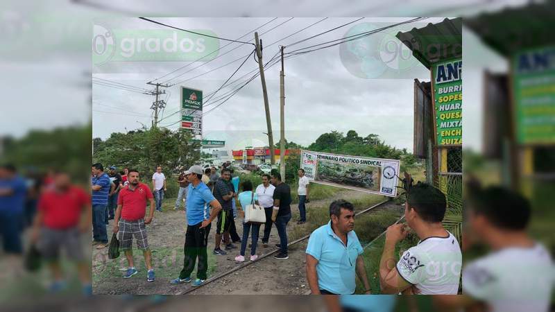 Profesores se manifiestan en Lázaro Cárdenas, Michoacán