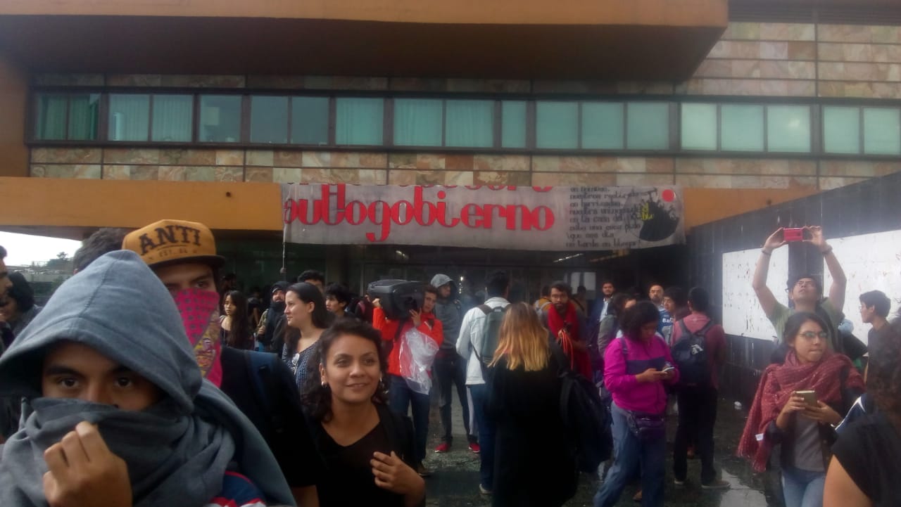 Contra la voluntad del rector, estudiantes de la UNAM entregan su pliego petitorio (CDMX)