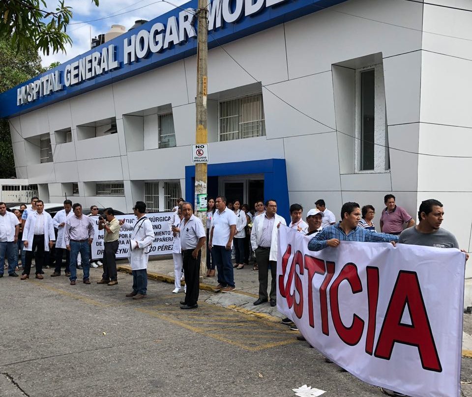 Médicos marchan en Acapulco por asesinato de oftalmóloga