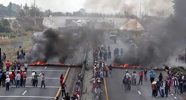 Apedrean a edil electo de Quecholac cuando intentó reabrir autopista (Puebla)